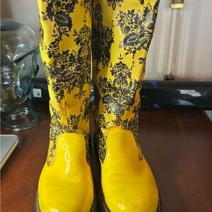 Dr Martens Nellie Rain Boots Yellow Patent Leather Floral Festival Womens 10